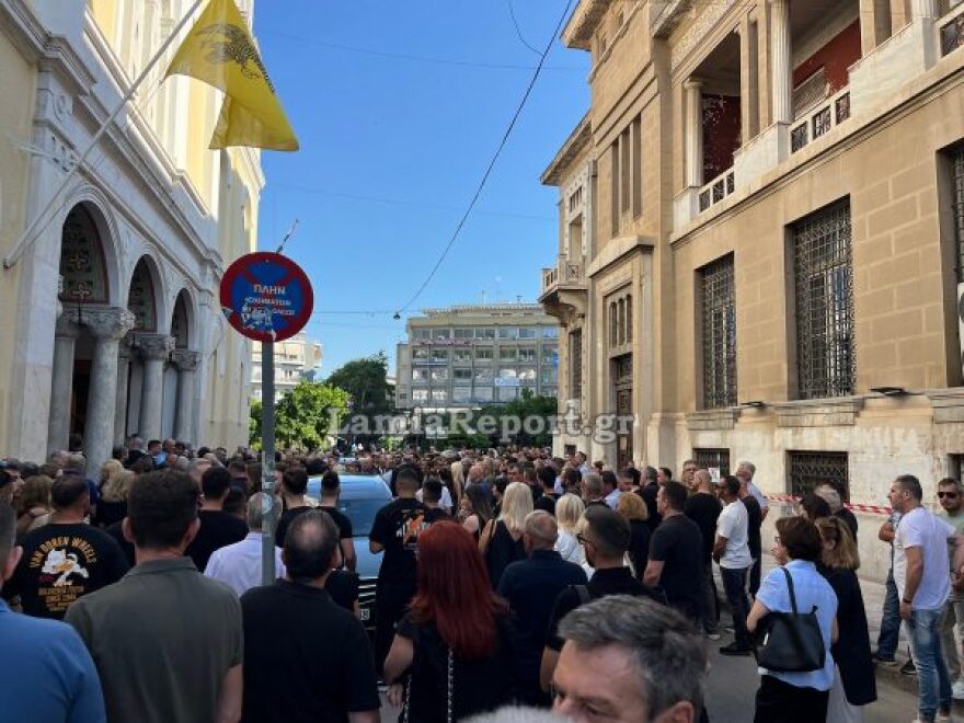 Πλήθος κόσμου στην κηδεία του αντιδημάρχου Λαμίας που σκοτώθηκε σε τροχαίο