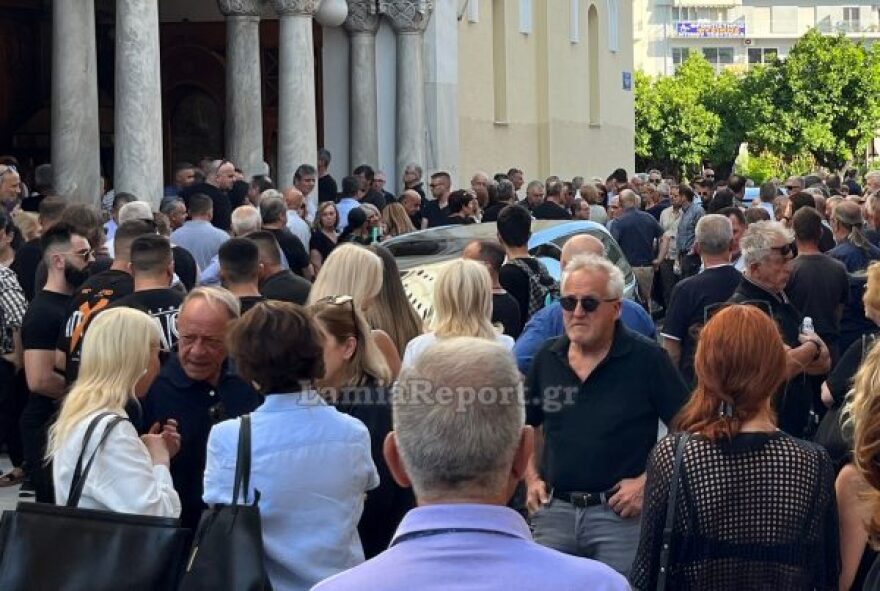 Πλήθος κόσμου στην κηδεία του αντιδημάρχου Λαμίας που σκοτώθηκε σε τροχαίο