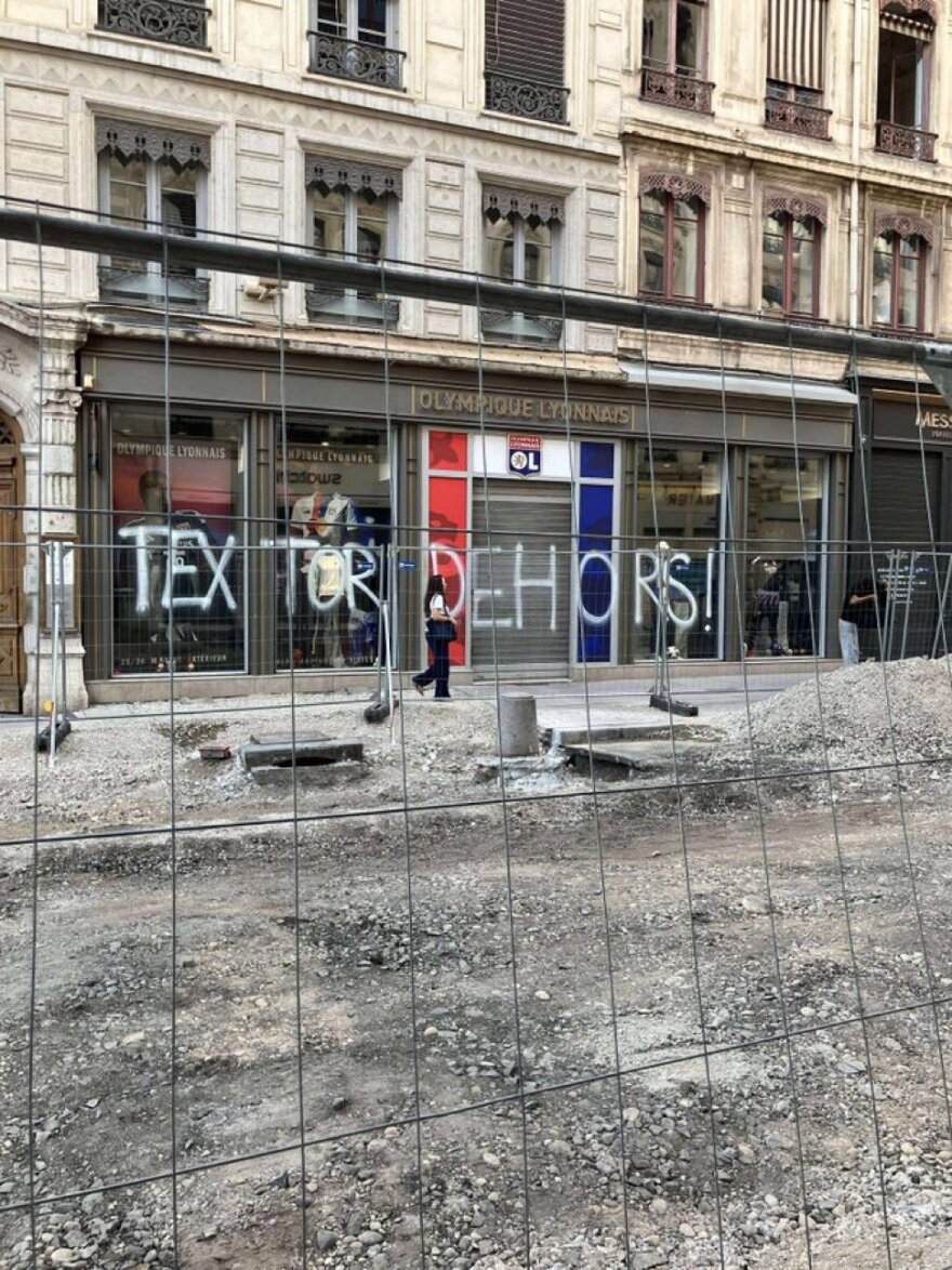 Λιόν: Ξεσηκωμός των οπαδών της Λιόν κατά του Αμερικανού ιδιοκτήτη Τζον Τέξτορ μετά τον υποβιβασμό