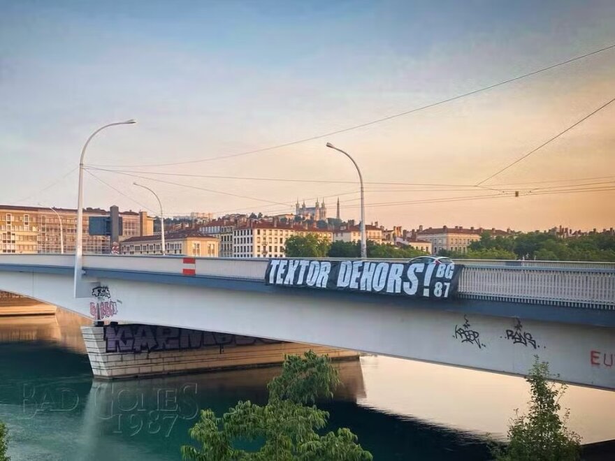 Λιόν: Ξεσηκωμός των οπαδών της Λιόν κατά του Αμερικανού ιδιοκτήτη Τζον Τέξτορ μετά τον υποβιβασμό