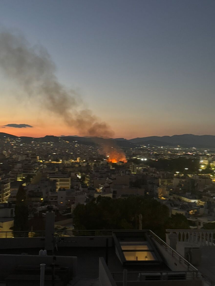 Φωτιά στο παλαιό εργοστάσιο της ΧΡΩΠΕΙ στον Πειραιά - Καίγονται ξερά χόρτα, απορρίμματα και πίσσα - Δείτε βίντεο και φωτογραφίες