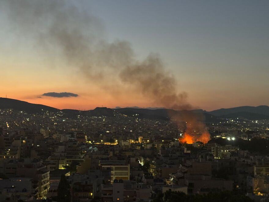 Φωτιά στο παλαιό εργοστάσιο της ΧΡΩΠΕΙ στον Πειραιά - Καίγονται ξερά χόρτα, απορρίμματα και πίσσα - Δείτε βίντεο και φωτογραφίες