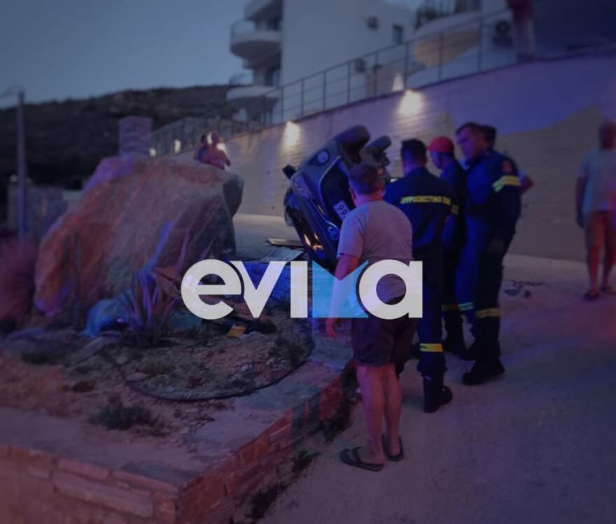 Αυτοκίνητο ανετράπη και προσέκρουσε σε βράχο στην Εύβοια - Μια γυναίκα απεγκλωβίστηκε