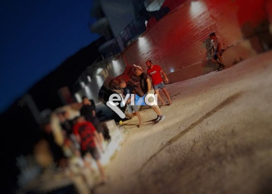 Αυτοκίνητο ανετράπη και προσέκρουσε σε βράχο στην Εύβοια - Μια γυναίκα απεγκλωβίστηκε