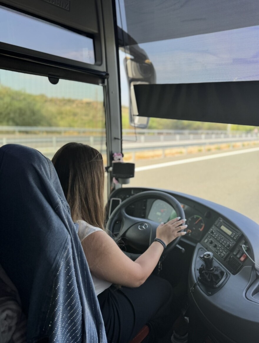 Μια 23χρονη οδηγός λεωφορείου σπάει τα στερεότυπα στο τιμόνι - «Πάντα ήθελα να κάνω κάτι διαφορετικό»