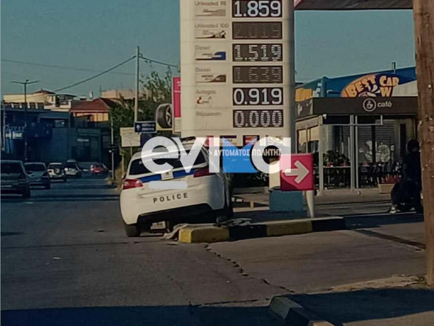 Τροχαίο με περιπολικό που καρφώθηκε σε κολώνα βενζινάδικου στη Χαλκίδα - Δείτε φωτογραφίες