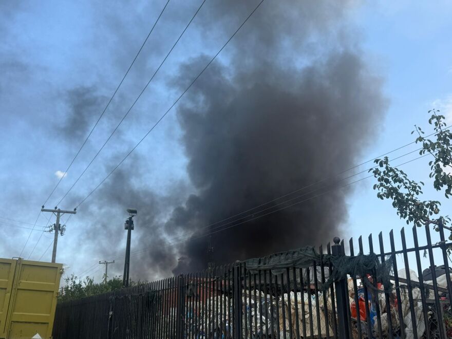 Ενισχύθηκαν οι δυνάμεις στη φωτιά σε εταιρία ανακύκλωσης στη ΒΙ.ΠΕ. Σίνδου - Μήνυμα 112 για επικίνδυνους καπνούς
