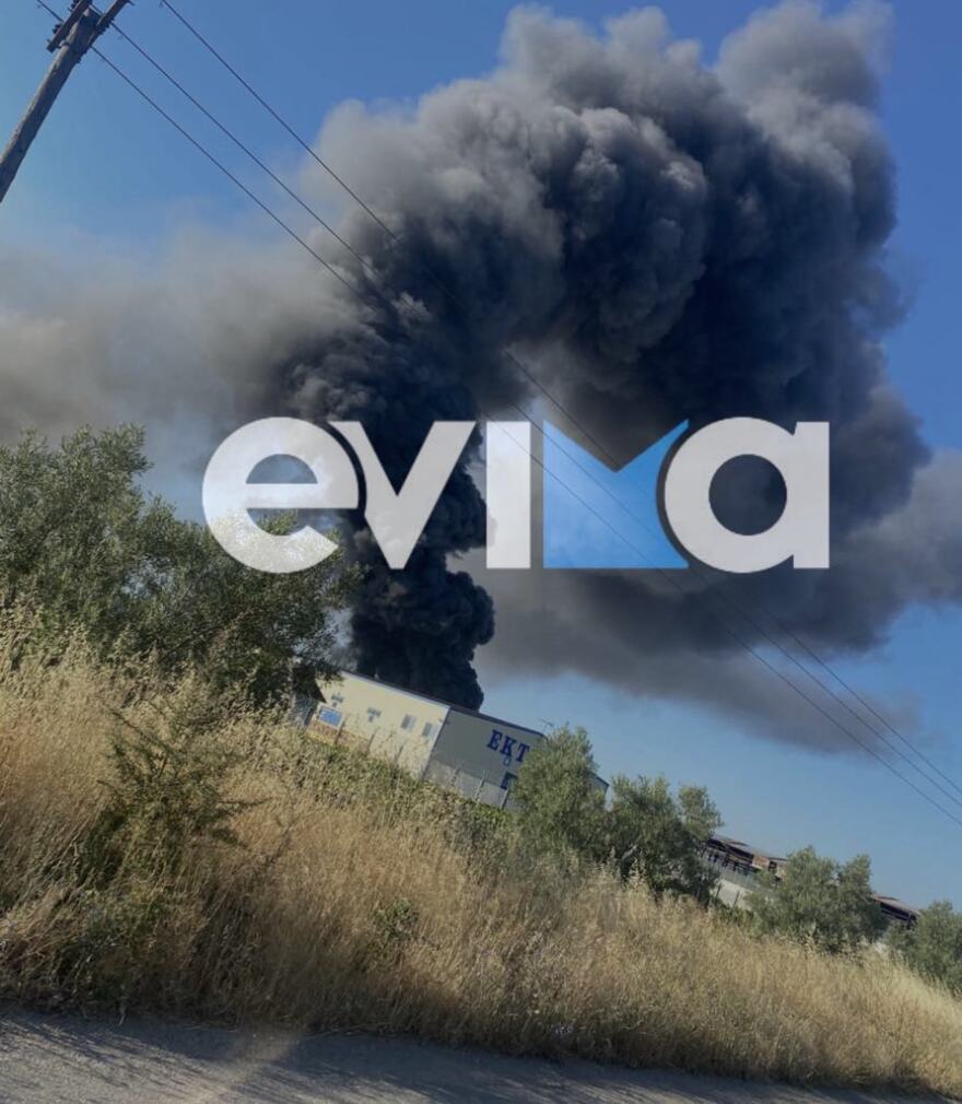 Μεγάλη φωτιά σε εργοστάσιο με πλαστικά στη Ριτσώνα - Μήνυμα του 112 για επικίνδυνους καπνούς