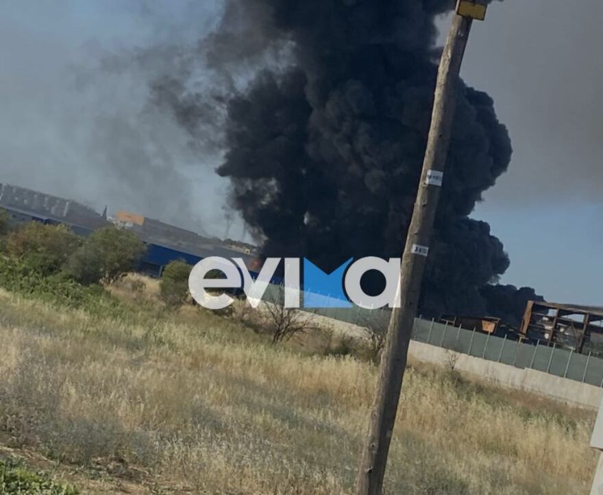 Μεγάλη φωτιά σε εργοστάσιο με πλαστικά στη Ριτσώνα - Μήνυμα του 112 για επικίνδυνους καπνούς