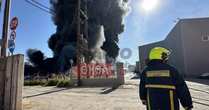 Μεγάλη φωτιά σε εργοστάσιο με πλαστικά στη Ριτσώνα - Μήνυμα του 112 για επικίνδυνους καπνούς