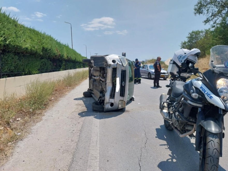Στο νοσοκομείο γυναίκα έπειτα από τροχαίο στη Λάρισα