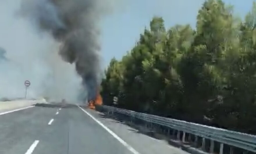 Φωτιά στην Εθνική Οδό στο ύψος της Γυρτώνης στο ρεύμα προς Αθήνα, στη Λάρισα - Δείτε βίντεο