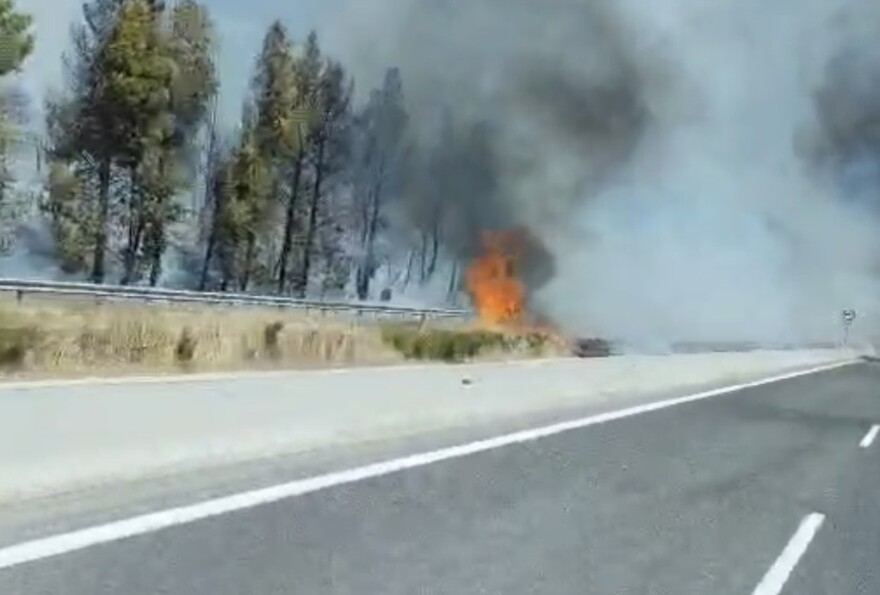 Φωτιά στην Εθνική Οδό στο ύψος της Γυρτώνης στο ρεύμα προς Αθήνα, στη Λάρισα - Δείτε βίντεο
