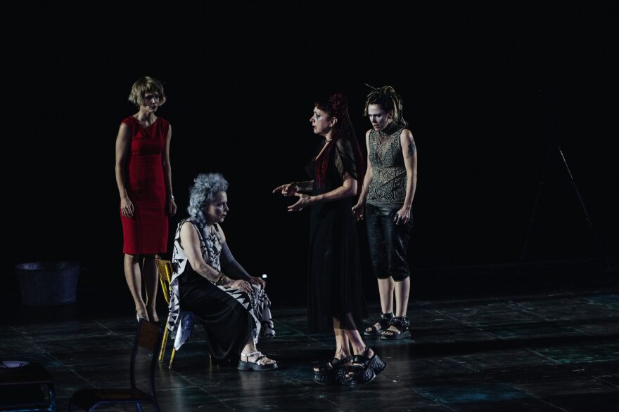 Στάθης Καλύβας για την παράσταση με τη Ζιλιέτ Μπινός στην Επίδαυρο: «Πιο κάτω δύσκολα γίνεται»