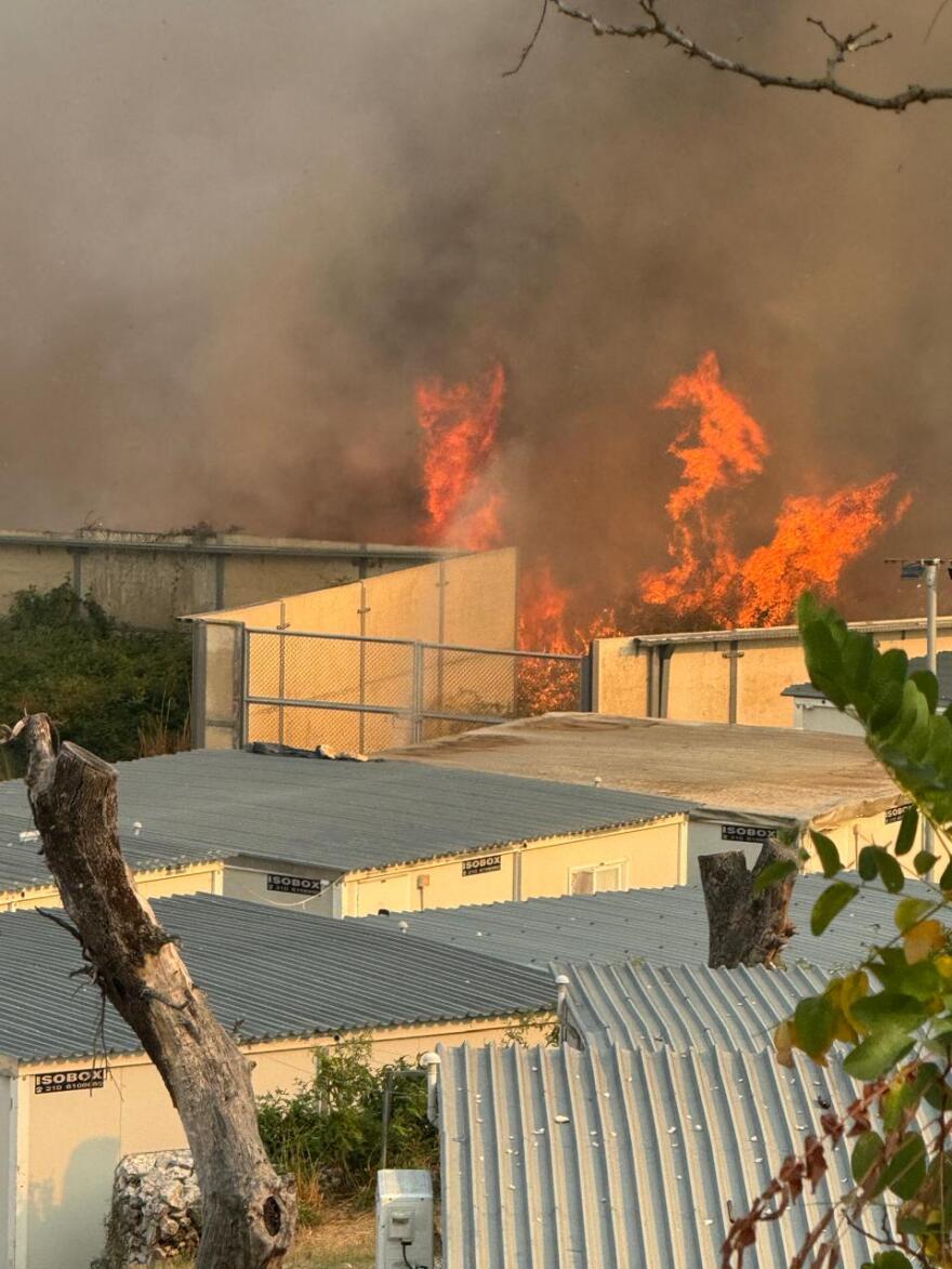 Φωτιά στην Πρέβεζα: Μάχη για να σωθεί η δομή φιλοξενίας μεταναστών της Φιλιππιάδας - Δείτε φωτογραφίες
