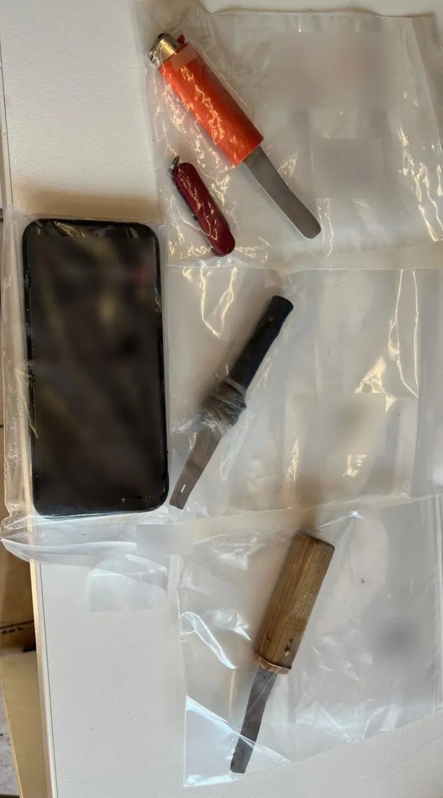 Τέσσερις συλλήψεις σε επιχείρηση της ΕΛ.ΑΣ. στις φυλακές Κορυδαλλού - Κατασχέθηκαν μαχαίρια, κινητα και ναρκωτικά