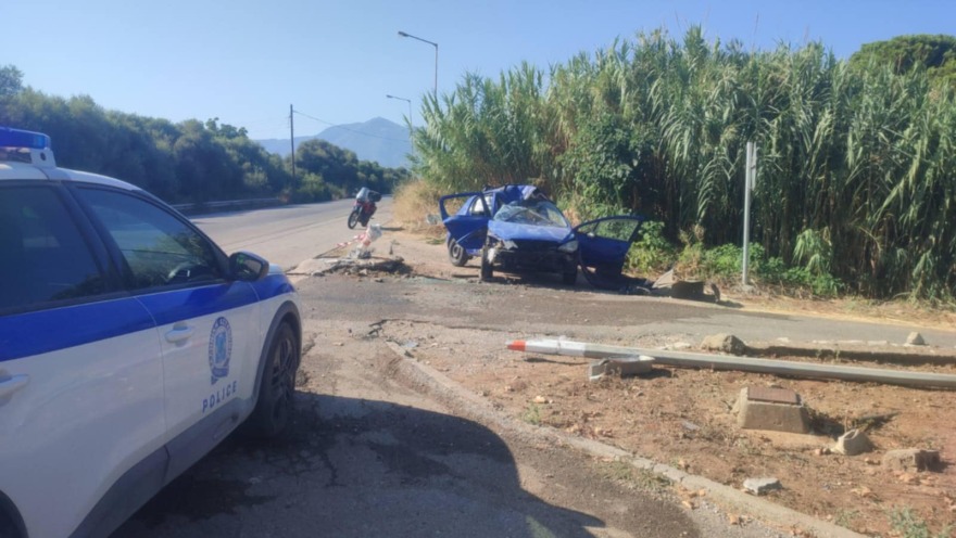 Νεκρός 75χρονος σε τροχαίο στην εθνική οδό Πύργου-Κυπαρισσίας: Το αυτοκίνητό του έπεσε σε κολώνα φωτισμού και «δίπλωσε», δείτε φωτογραφίες