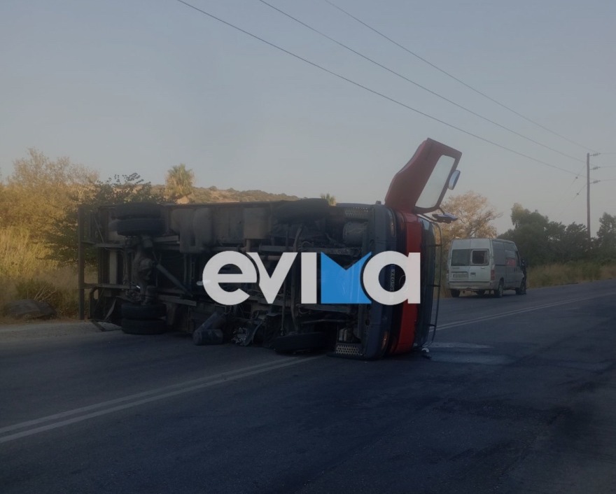 Σοβαρό τροχαίο στην Εύβοια: Τούμπαρε φορτηγό μετά από σύγκρουση με ΙΧ