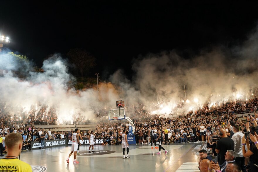 Απίθανες εικόνες στο Βελιγράδι και στη φιλική αναμέτρηση Παρτίζαν - ΠΑΟΚ