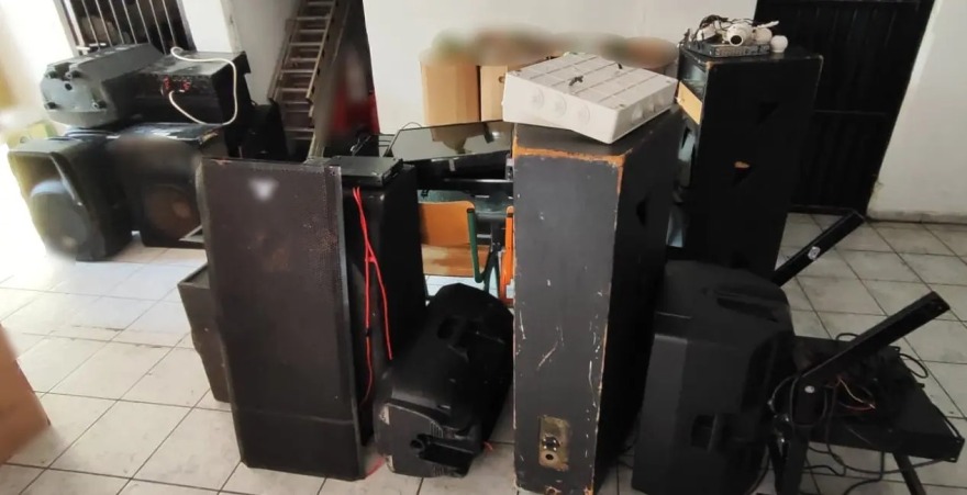 Δυτική Αττική: Καραμπίνα, σφαίρες και ηχεία κατασχέθηκαν στην τελευταία επιχείρηση της ΕΛ.ΑΣ. σε οικισμούς Ρομά - Δείτε βίντεο