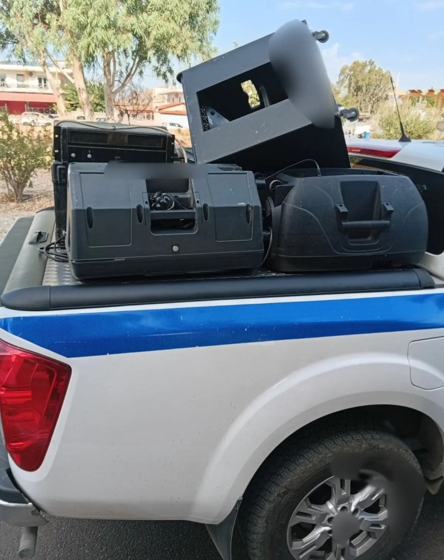 Δυτική Αττική: Καραμπίνα, σφαίρες και ηχεία κατασχέθηκαν στην τελευταία επιχείρηση της ΕΛ.ΑΣ. σε οικισμούς Ρομά - Δείτε βίντεο