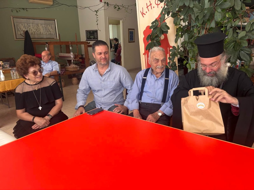 Κρήτη: Πάρτι έκπληξη σε Ρεθυμνιώτη που έγινε 100 ετών - «Παρών» και ο Μητροπολίτης Πρόδρομος