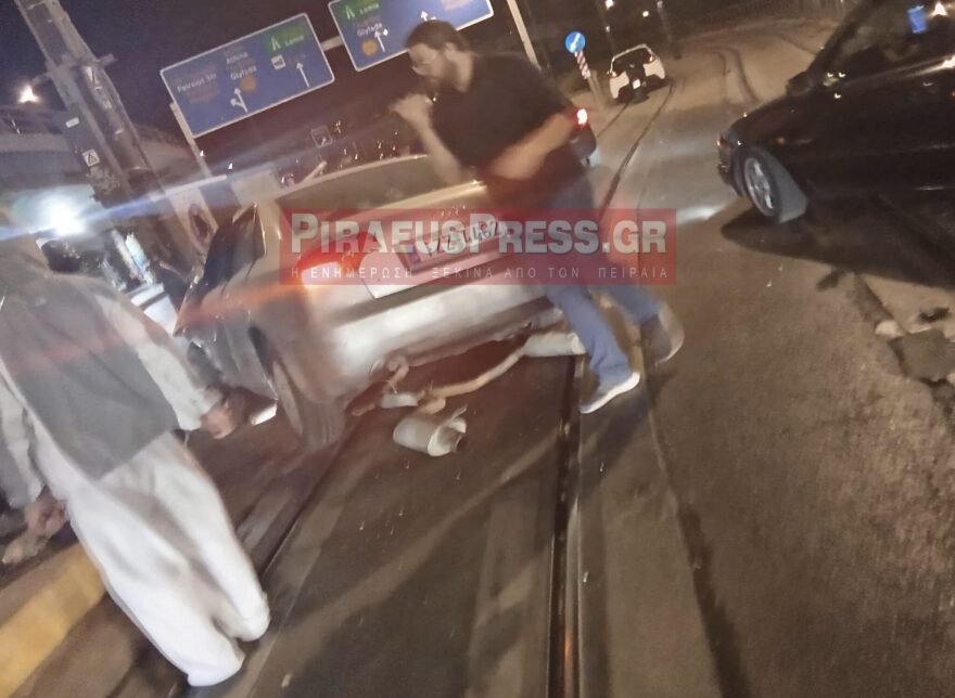 Αυτοκίνητο έπεσε πάνω σε κολώνα στον Πειραιά: Νεκρός ο οδηγός, διασωληνωμένη η συνοδηγός
