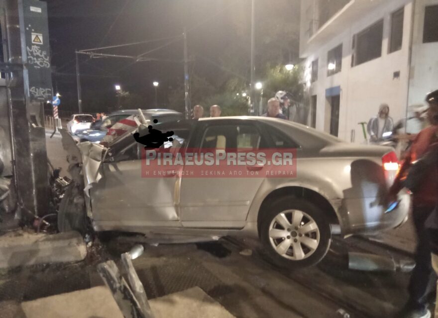 Αυτοκίνητο έπεσε πάνω σε κολώνα στον Πειραιά: Νεκρός ο οδηγός, διασωληνωμένη η συνοδηγός
