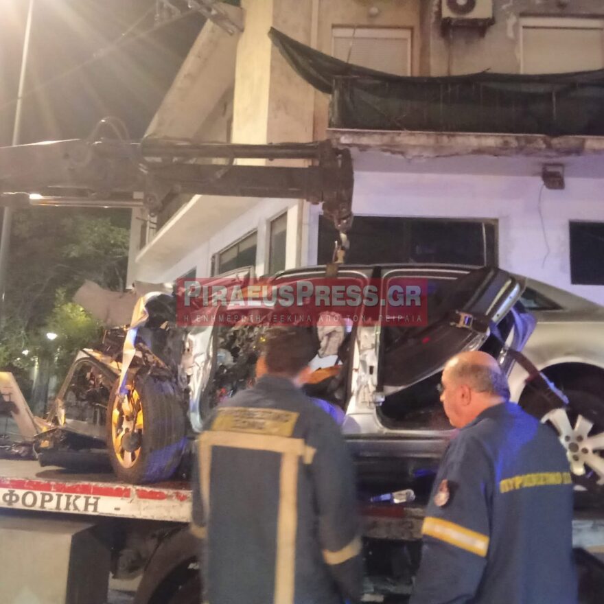 Αυτοκίνητο έπεσε πάνω σε κολώνα στον Πειραιά: Νεκρός ο οδηγός, διασωληνωμένη η συνοδηγός
