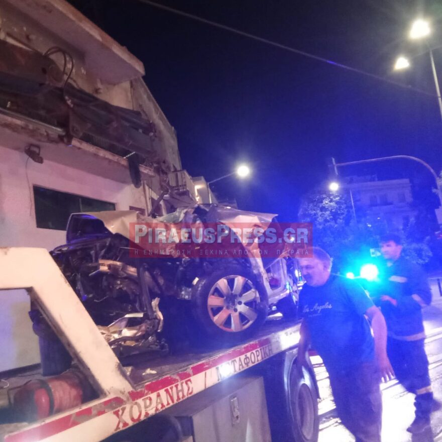 Αυτοκίνητο έπεσε πάνω σε κολώνα στον Πειραιά: Νεκρός ο οδηγός, διασωληνωμένη η συνοδηγός
