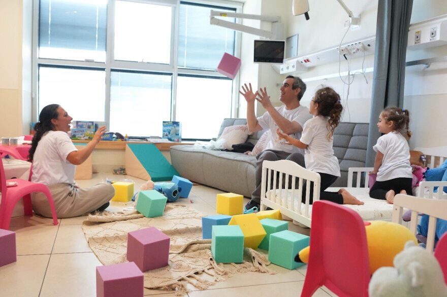 Στο σπίτι τους έπειτα από 738 ημέρες – Δείτε βίντεο και φωτογραφίες από την επιστροφή των Ισραηλινών ομήρων
