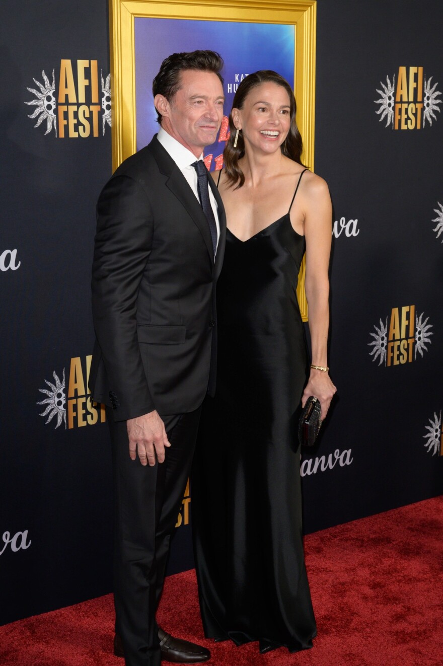 Ο Χιου Τζάκμαν και η Σάτον Φόστερ έκαναν την πρώτη δημόσια εμφάνισή τους ως ζευγάρι