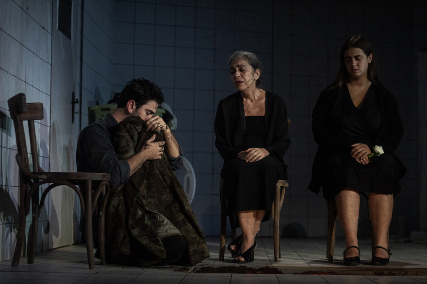  «Taverna Miresia - Mario, Bella, Anastasia»: Η επιτυχημένη παράσταση του Μάριο Μπανούσι επιστρέφει στην Πειραιώς 260 