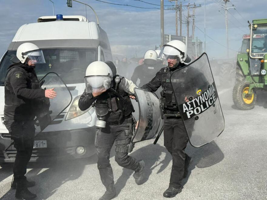 Επεισοδιακά ξεκίνησαν τα μπλόκα των αγροτών  με την Αστυνομία - Χημικά σε Νίκαια και Πλατύκαμπο