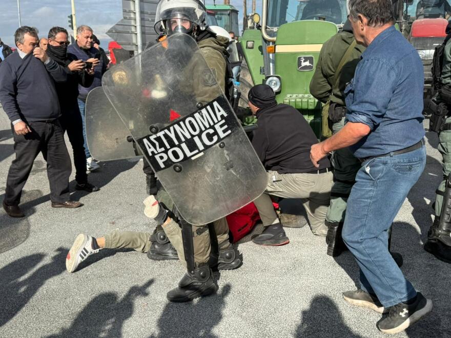 Επεισοδιακά ξεκίνησαν τα μπλόκα των αγροτών  με την Αστυνομία - Χημικά σε Νίκαια και Πλατύκαμπο