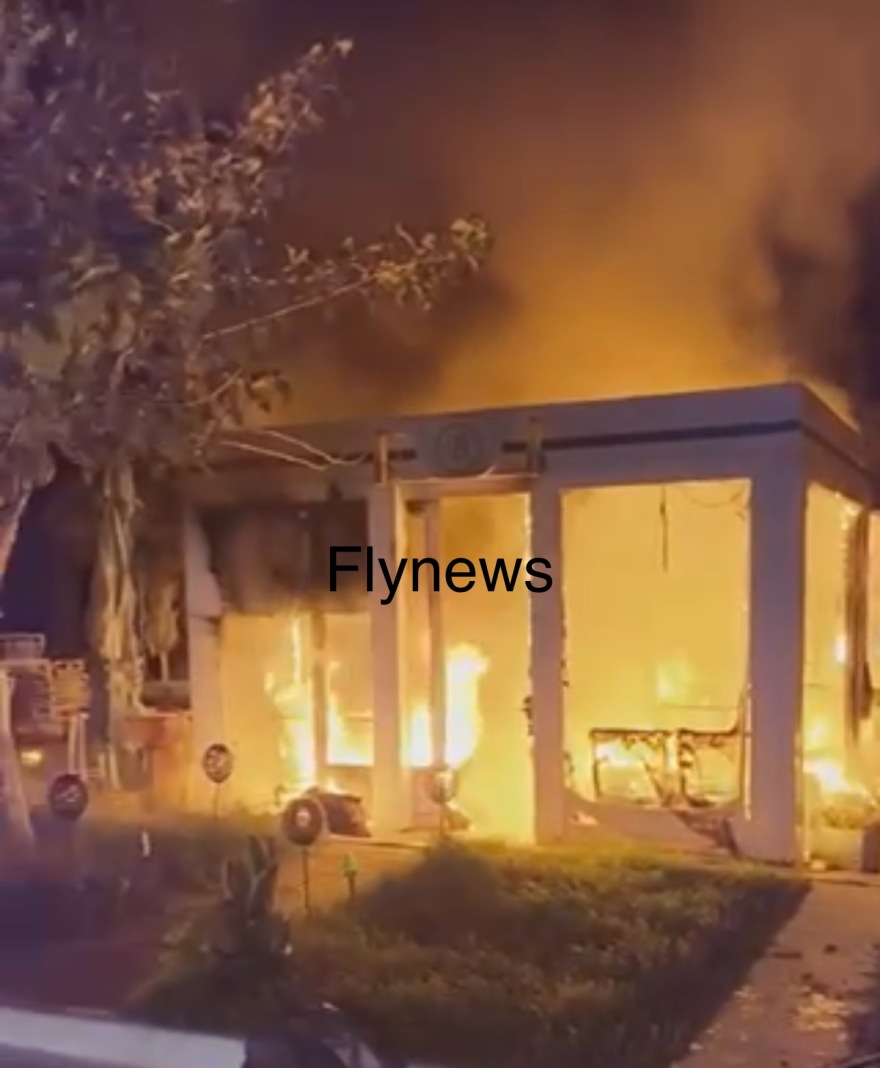 Έκρηξη φιάλης υγραερίου και φωτιά σε καφετέρια στη Νεάπολη - Δείτε βίντεο και φωτογραφίες