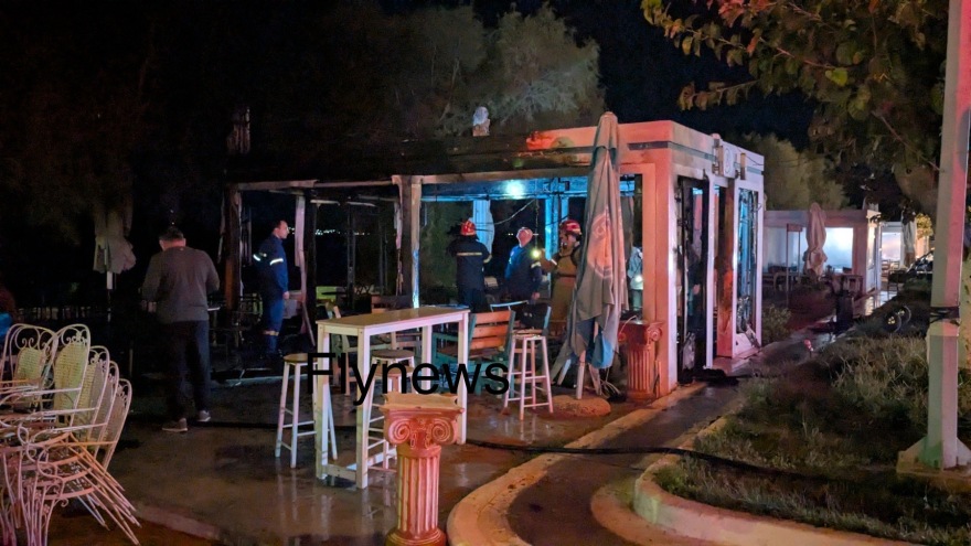 Έκρηξη φιάλης υγραερίου και φωτιά σε καφετέρια στη Νεάπολη - Δείτε βίντεο και φωτογραφίες