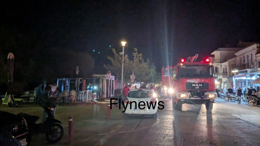 Έκρηξη φιάλης υγραερίου και φωτιά σε καφετέρια στη Νεάπολη - Δείτε βίντεο και φωτογραφίες