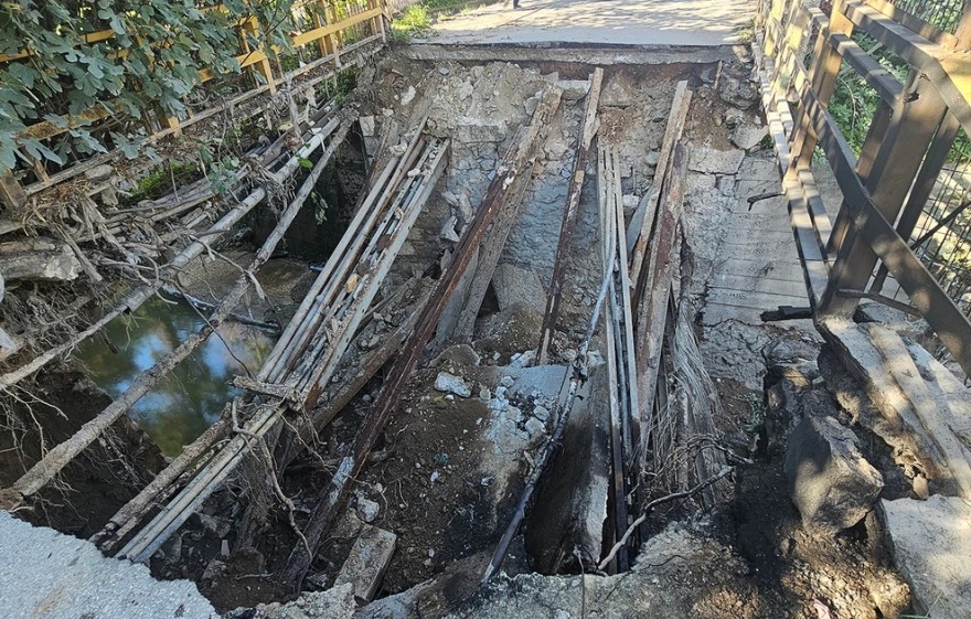 Μοσχάτο: Κατέρρευσε γεφυράκι σε παράδρομο της Πέτρου Ράλλη - Δείτε φωτογραφίες