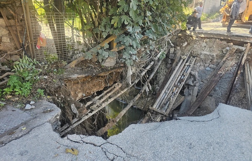 Μοσχάτο: Κατέρρευσε γεφυράκι σε παράδρομο της Πέτρου Ράλλη - Δείτε φωτογραφίες