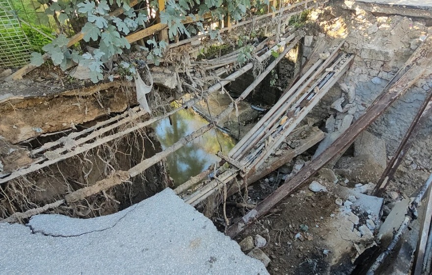 Μοσχάτο: Κατέρρευσε γεφυράκι σε παράδρομο της Πέτρου Ράλλη - Δείτε φωτογραφίες