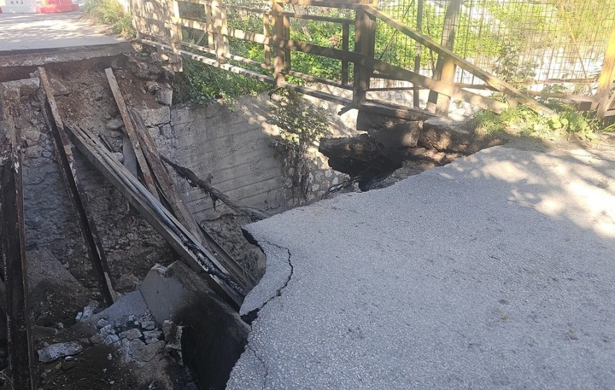 Μοσχάτο: Κατέρρευσε γεφυράκι σε παράδρομο της Πέτρου Ράλλη - Δείτε φωτογραφίες