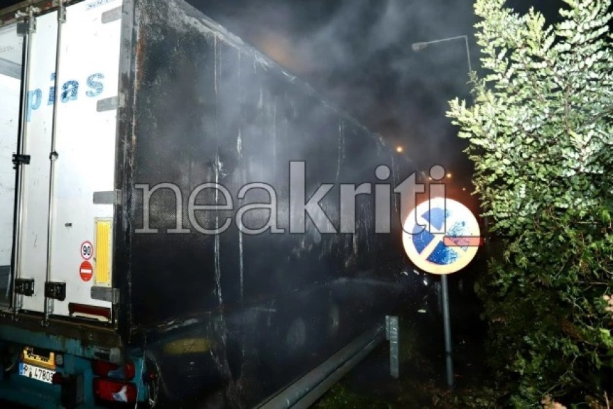 Νταλίκα κάηκε ολοσχερώς στον ΒΟΑΚ - Δείτε βίντεο και φωτογραφίες