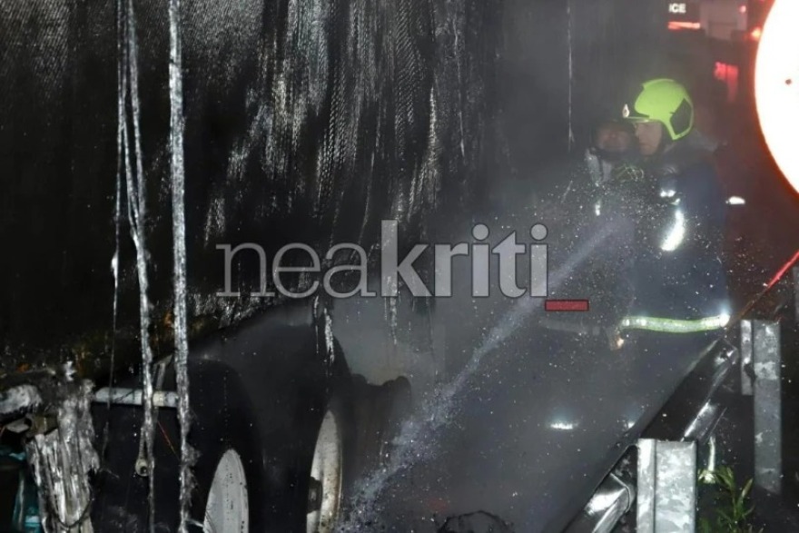 Νταλίκα κάηκε ολοσχερώς στον ΒΟΑΚ - Δείτε βίντεο και φωτογραφίες