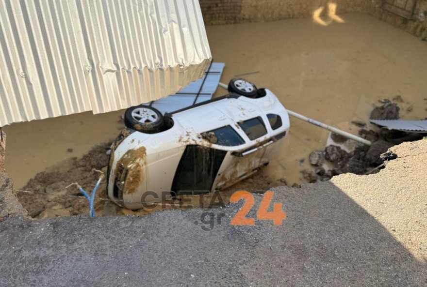 Αυτοκίνητο «βούλιαξε» στο Ηράκλειο γιατί υποχώρησε οδόστρωμα από την κακοκαιρία, επέπλεε στις λάσπες