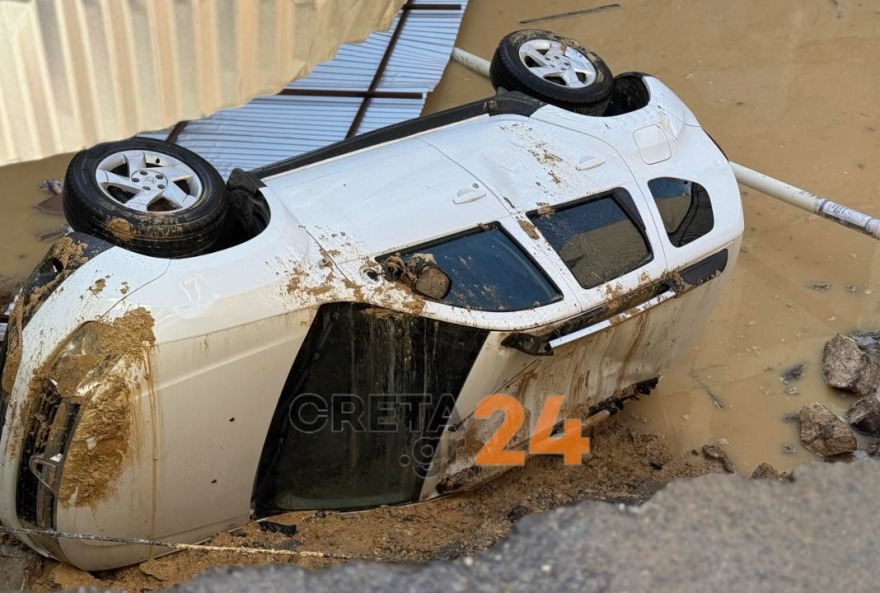 Αυτοκίνητο «βούλιαξε» στο Ηράκλειο γιατί υποχώρησε οδόστρωμα από την κακοκαιρία, επέπλεε στις λάσπες