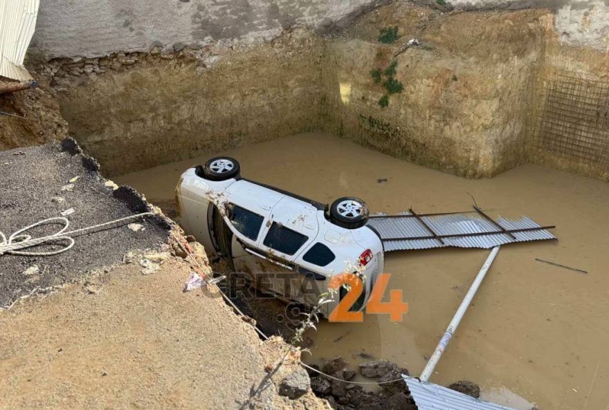 Αυτοκίνητο «βούλιαξε» στο Ηράκλειο γιατί υποχώρησε οδόστρωμα από την κακοκαιρία, επέπλεε στις λάσπες