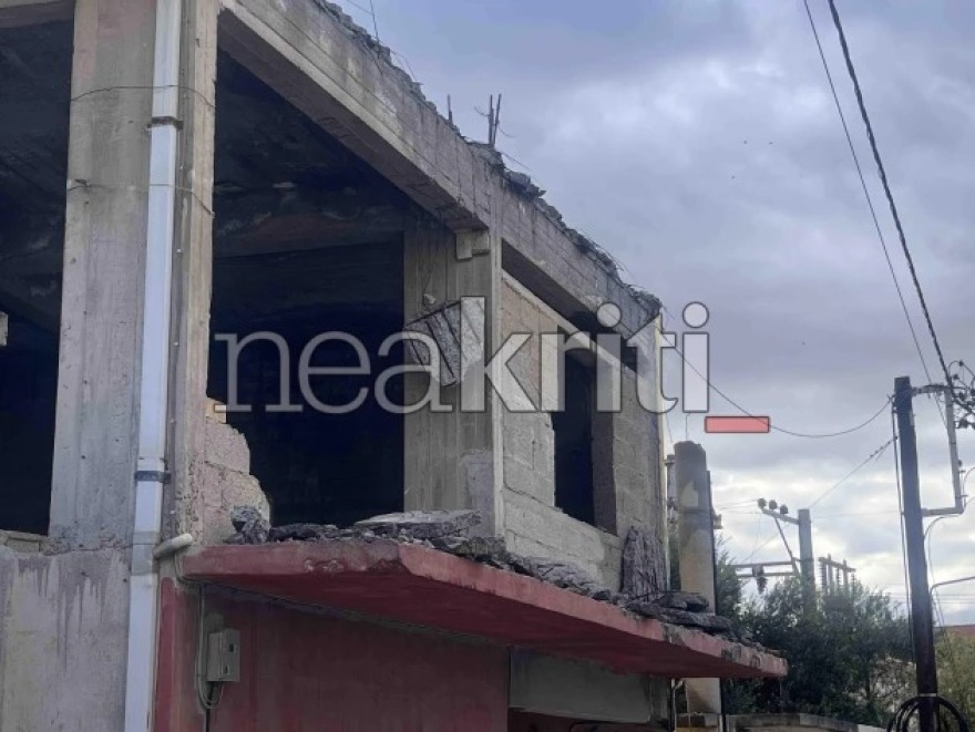 Αυτοκίνητο «βούλιαξε» στο Ηράκλειο γιατί υποχώρησε οδόστρωμα από την κακοκαιρία, επέπλεε στις λάσπες