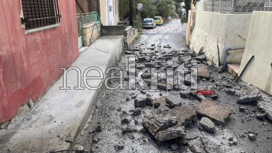 Αυτοκίνητο «βούλιαξε» στο Ηράκλειο γιατί υποχώρησε οδόστρωμα από την κακοκαιρία, επέπλεε στις λάσπες