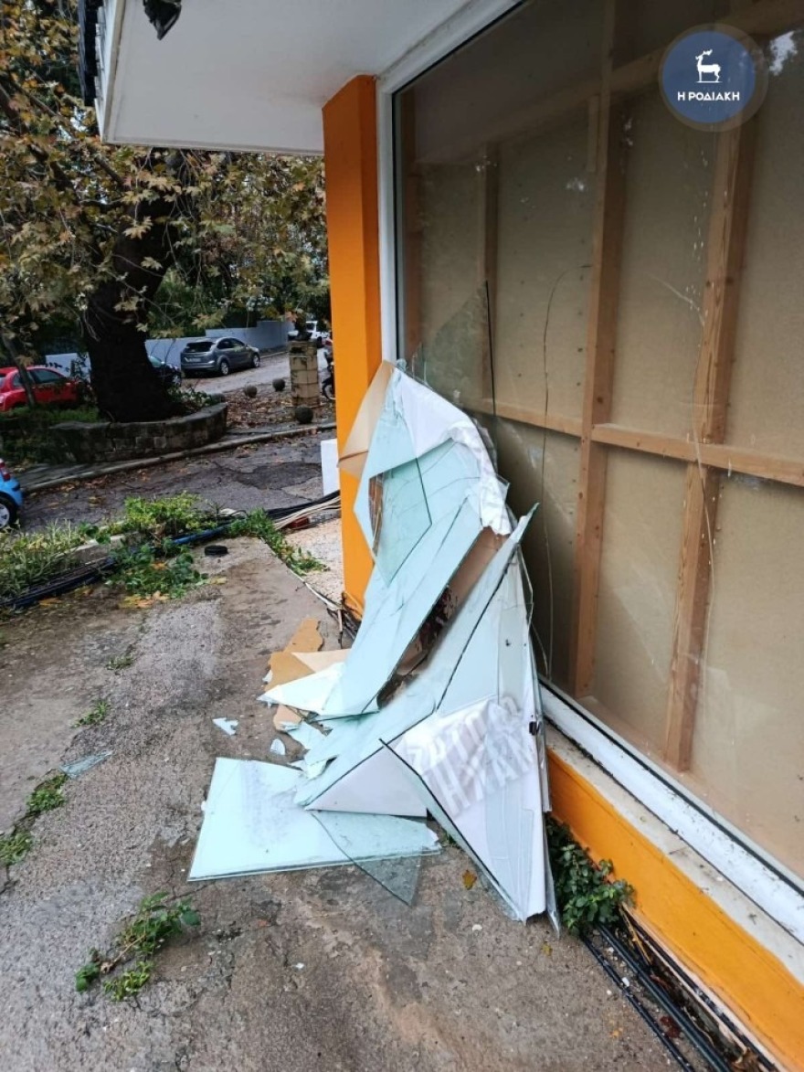 Η κακοκαιρία Byron χτυπάει και τη Ρόδο με πτώσεις δέντρων και δυνατούς ανέμους